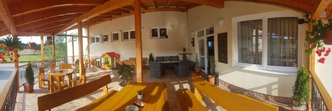 Agrohotel Tri Brezy Hrustin Exterior photo