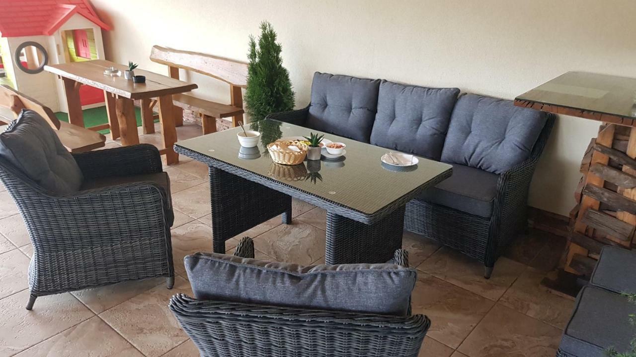 Agrohotel Tri Brezy Hrustin Exterior photo