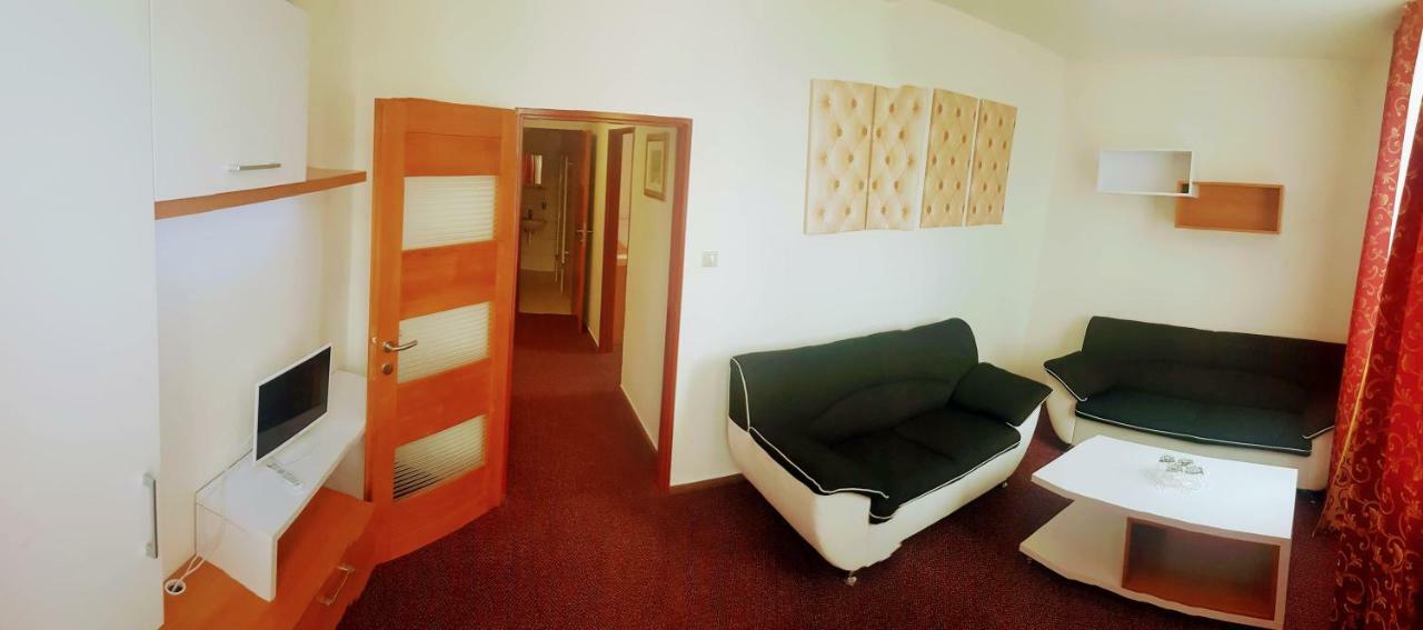 Agrohotel Tri Brezy Hrustin Exterior photo