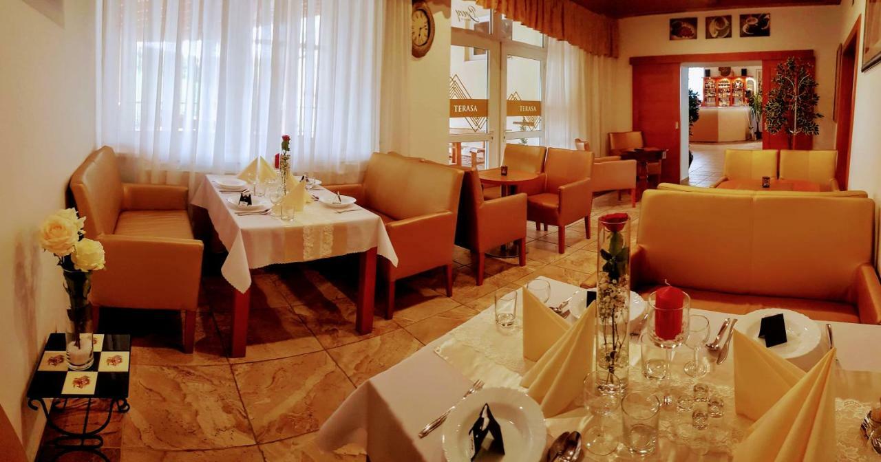 Agrohotel Tri Brezy Hrustin Exterior photo